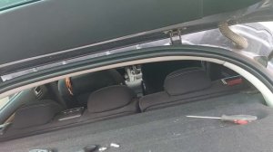 Замена лампы освещения номера Citroen C4 B7 new 2011, хэтчбек.