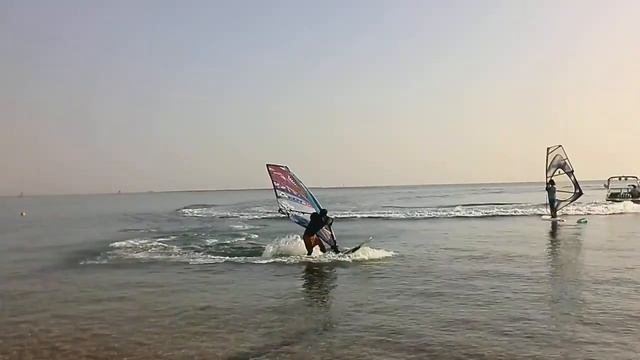 Развлечение виндсёрферов в Дахабе при полном штиле смотреть онлайн