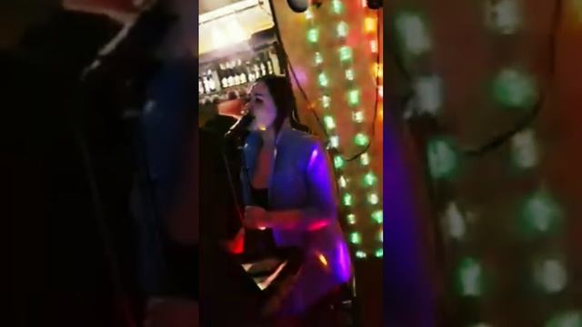 Весь зал встал под эту песню. На разных языках Олег Гетманский и Виктория Айвардди смотреть онлайн