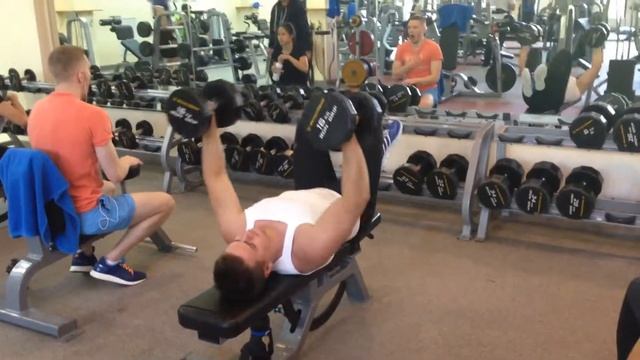 Развод гантелей с ногами в воздухе смотреть онлайн