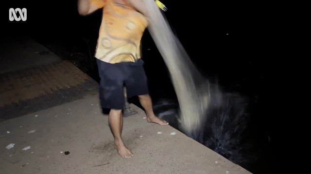 Outback fishing for the world's largest freshwater prawn 🍤 | ABC Australia смотреть онлайн