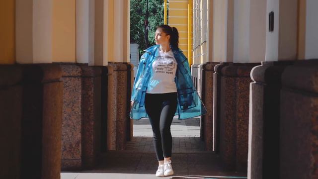 BIRDS OF LOVE - ПРОЗРАЧНЫЙ ВИНИЛОВЫЙ ПЛАЩ смотреть онлайн