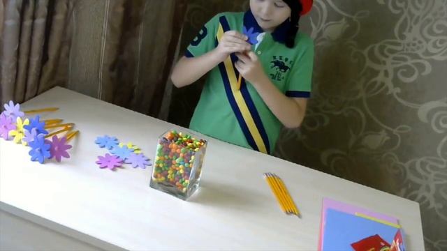 Ваза с цветами из карандашей и конфет. Подарок своими руками. Просто и красиво. смотреть онлайн