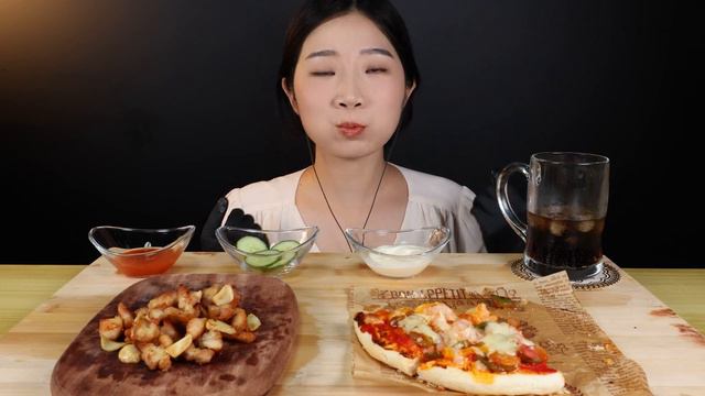 Mukbang)SUB/Yoyo eating/Double Pizza with Garlic Chicken Chop/ASMR eating sounds смотреть онлайн