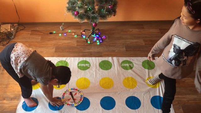 Играем в твистер!!! Супер игра!!! ??? смотреть онлайн