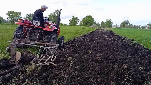 Важка оранка цілини міні-трактором ShifengSF244C з плугом Плн1/35 смотреть онлайн