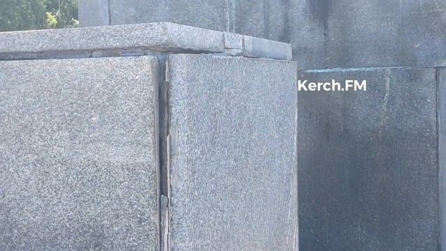 Осторожно, опасно: с памятника Ленину продолжает отваливаться плитка смотреть онлайн
