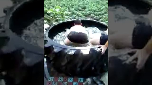 мои сын с другом купается в болоне К700 смотреть онлайн