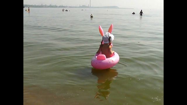 Маргаритка плещеться в море смотреть онлайн
