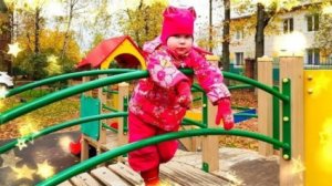 Настя и папа играют на детской площадке