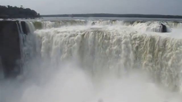 Водопад "Глотка дьявола", нац. парк Игуасу смотреть онлайн