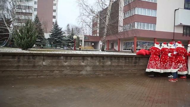 Забег Дедов Морозов в Солигорске смотреть онлайн