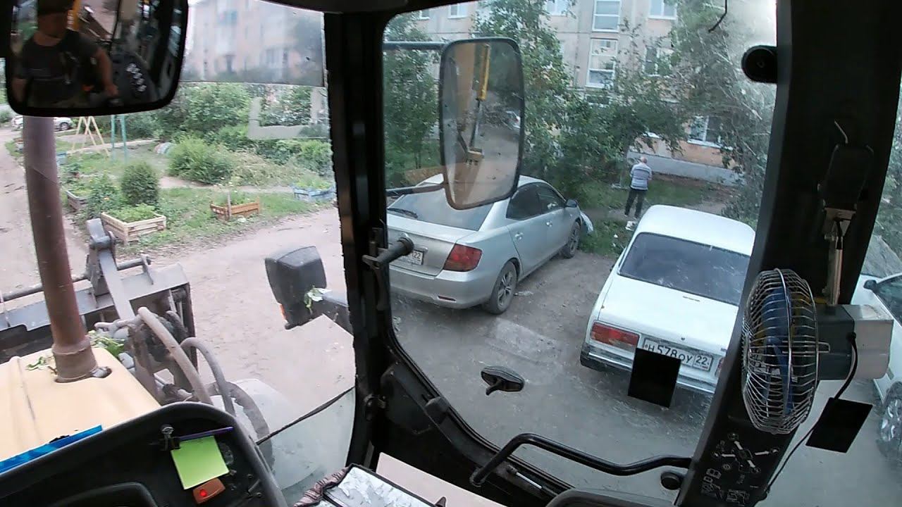 Экскаватор-погрузчик обвинили в порче автомобиля (во время облогорожки). Будьте внимательнее. смотреть онлайн