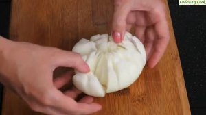ЗАКУСКА К ПИВУ ЖАРЕНЫЙ ЛУК ХРИЗАНТЕМА Вкусный хрустящий лук в кляре лук фри   BLOOMING ONION recipe