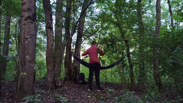 Как переночевать в лесу без палатки? Делаю укрытие с гамаком! смотреть онлайн