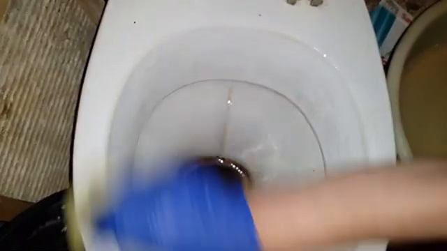 Как очистить УНИТАЗ от ИЗВЕСТКОВОГО НАЛЕТА и МОЧЕВОГО КАМНЯ