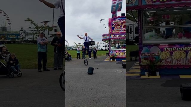Guy Collins “The Groovy Guy” … International Magician… Juggler, Walks Tightrope, Rides Unicycle смотреть онлайн