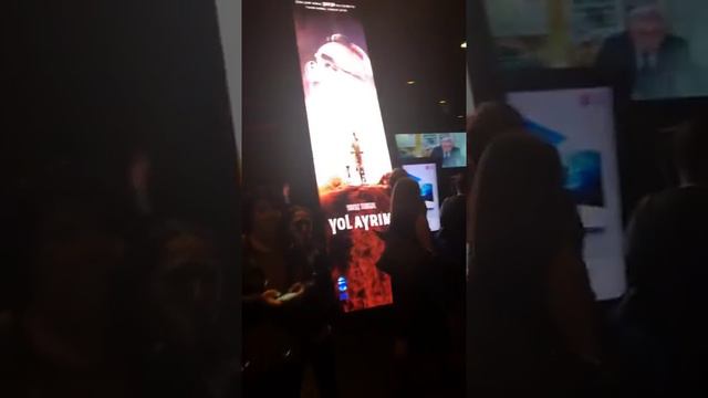 Yol Ayrımı Filmi Galasında Neler Yaşandı! (Tilbe Saran | Şener Şen | Mert Fırat) смотреть онлайн