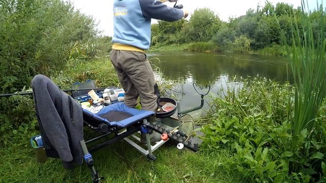 Фідерна рибалка на Горині. Знайшов точку де стоять ГОЛОВНІ. Щука атакує великого головня!!! смотреть онлайн