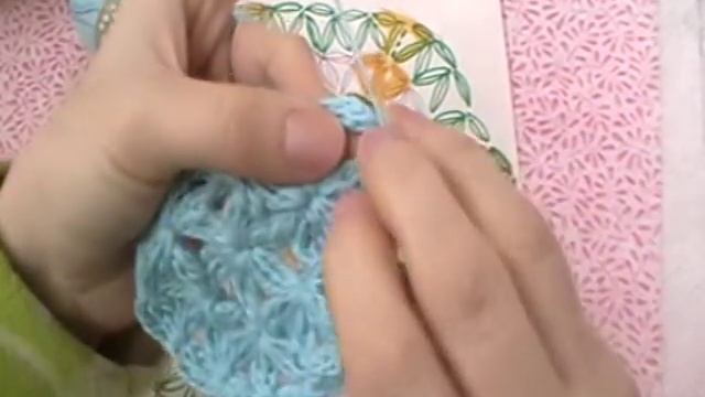 Весенняя шапочка-берет на 2-3 года. Полная версия для начинающих. смотреть онлайн