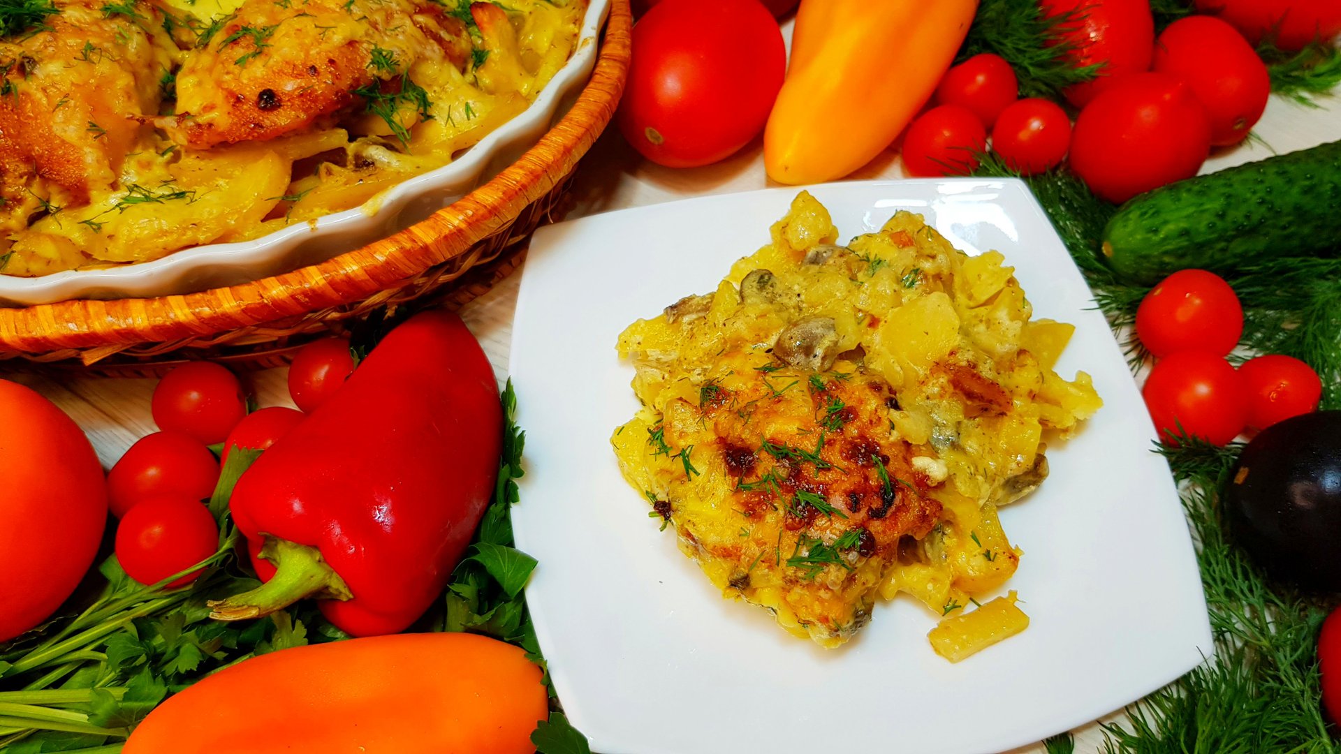 Вкусный и сытный ужин для всей семьи - Куриное филе с картофелем и грибами, запеченные в духовке смотреть онлайн