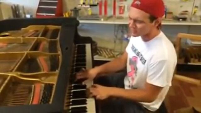 Crazy Random Guy Rocks Out in Harware Store смотреть онлайн