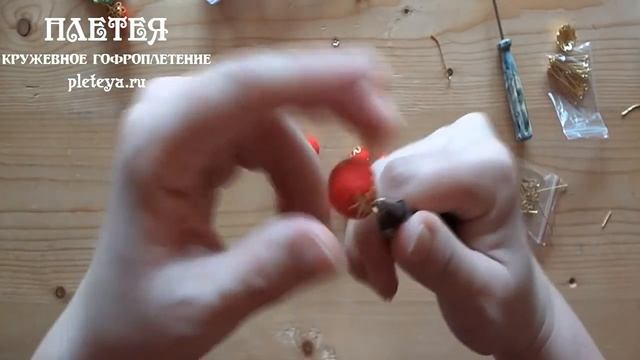 Как сделать маленький Новогодний шарик для елки. Валяные шарики - применение Делай Декор! смотреть онлайн