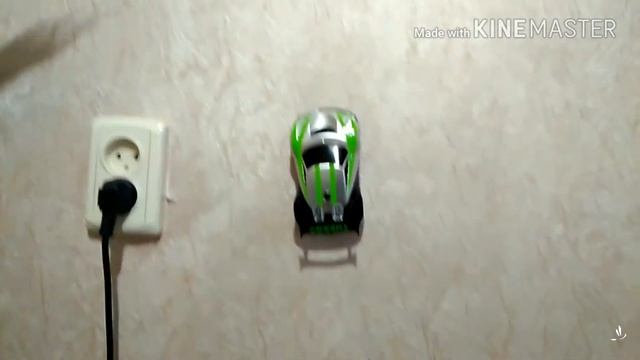 Машинка едет по полу, по стенам, по потолку.Для детей и взрослых смотреть онлайн