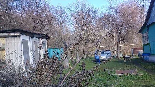 Живу в деревне. Наводим порядок в доме и на участке. Рублю дрова, жена делает уборку в доме смотреть онлайн