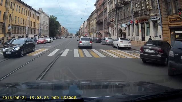 И ради чего он проехал на красный??? смотреть онлайн