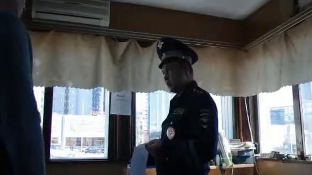 Водитель пытается избежать штрафа за тонировку смотреть онлайн