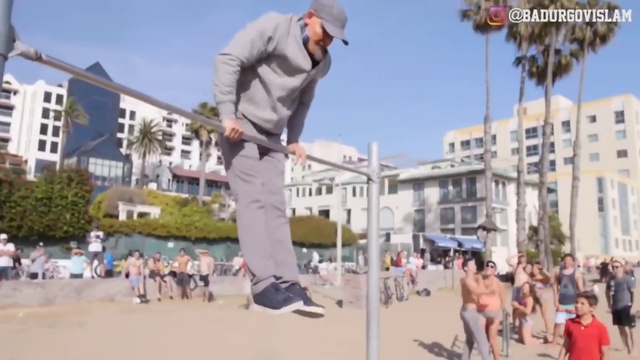 Дедушка троллит качков на турнике. Спортивный прикол смотреть онлайн