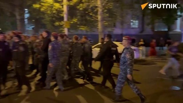 Полиция задержала протестующих, перекрывших улицу смотреть онлайн