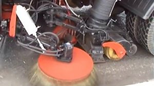Вакуумная подметально-уборочная машина КО-318 Вихрь
