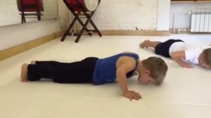 Маленький мальчик отжимается, как взрослый!!!!