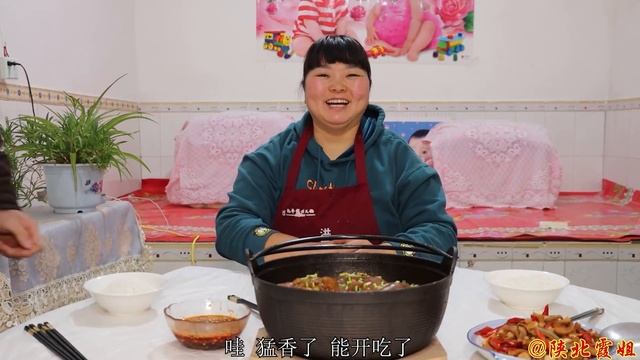 【陕北霞姐】133元7斤牛蹄子，加上黄豆一锅炖，软绵入味，拌米饭猛香了！