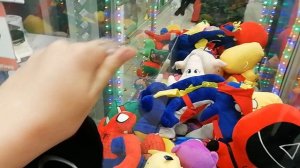 Игрушка застряла в автомате-хватайке!!! Получится ли у меня её выиграть???