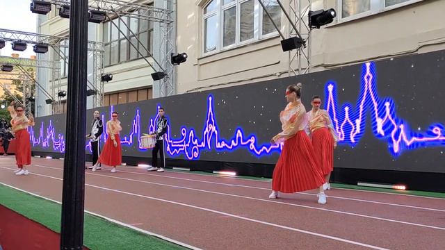 Танцевальное и барабанное шоу. смотреть онлайн