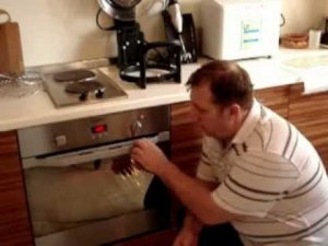 Прокаливаем силиконовую форму для выпечки.