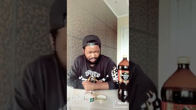 Негр пробует квас