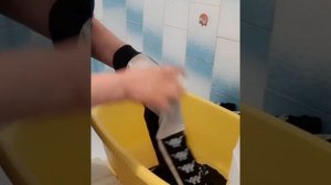 Как отстирать белые полоски на чёрном изделии