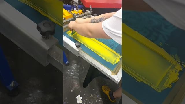 Что такое шелкография / трафаретная печать / чем печатать на толстовках смотреть онлайн