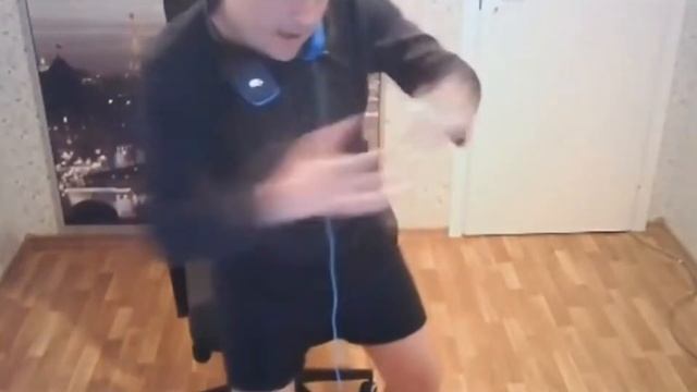 Aktep закинулся и начал учить как правильно танцевать