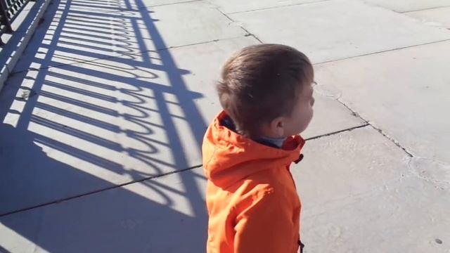 Прогулка по городу, играем на детской площадке или Play on the playground смотреть онлайн