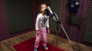 девочка красиво поет под Dab Step