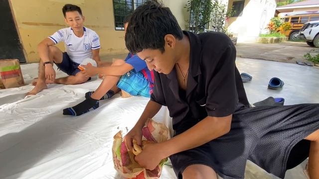 Hondurans react to Burger King's MEATLESS hamburger | Whopper vs. Veggie Whopper in Honduras ?? смотреть онлайн