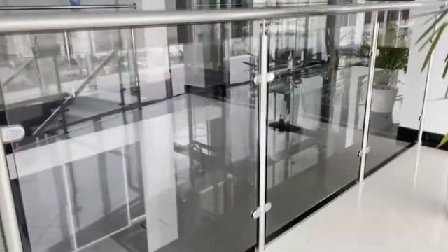 Остекление офиса каркасными перегородками и перилами из нержавейки и закаленного стекла