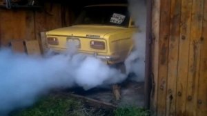 ВАЗ 2103 Снежинка дымит отлично.