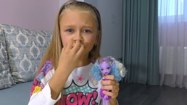 Ярослава распаковывает крутые наушники - Новые куклы Монстр Хай | Видео для детей смотреть онлайн