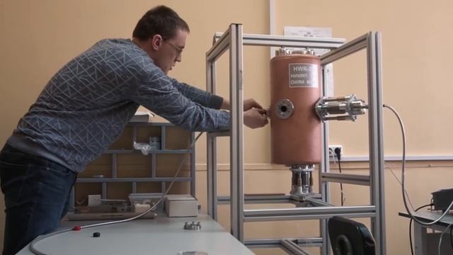 Научные разработки БГУ | медный прототип полуволнового ускорительного резонатора HWR-325. смотреть онлайн